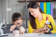 在学校打牌被发现怎么狡辩 在学校打牌算不算不良行为