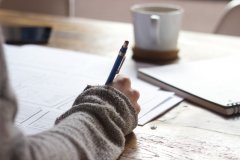 高中学校摆摊卖物品(高中学校旁边摆摊卖什么好)